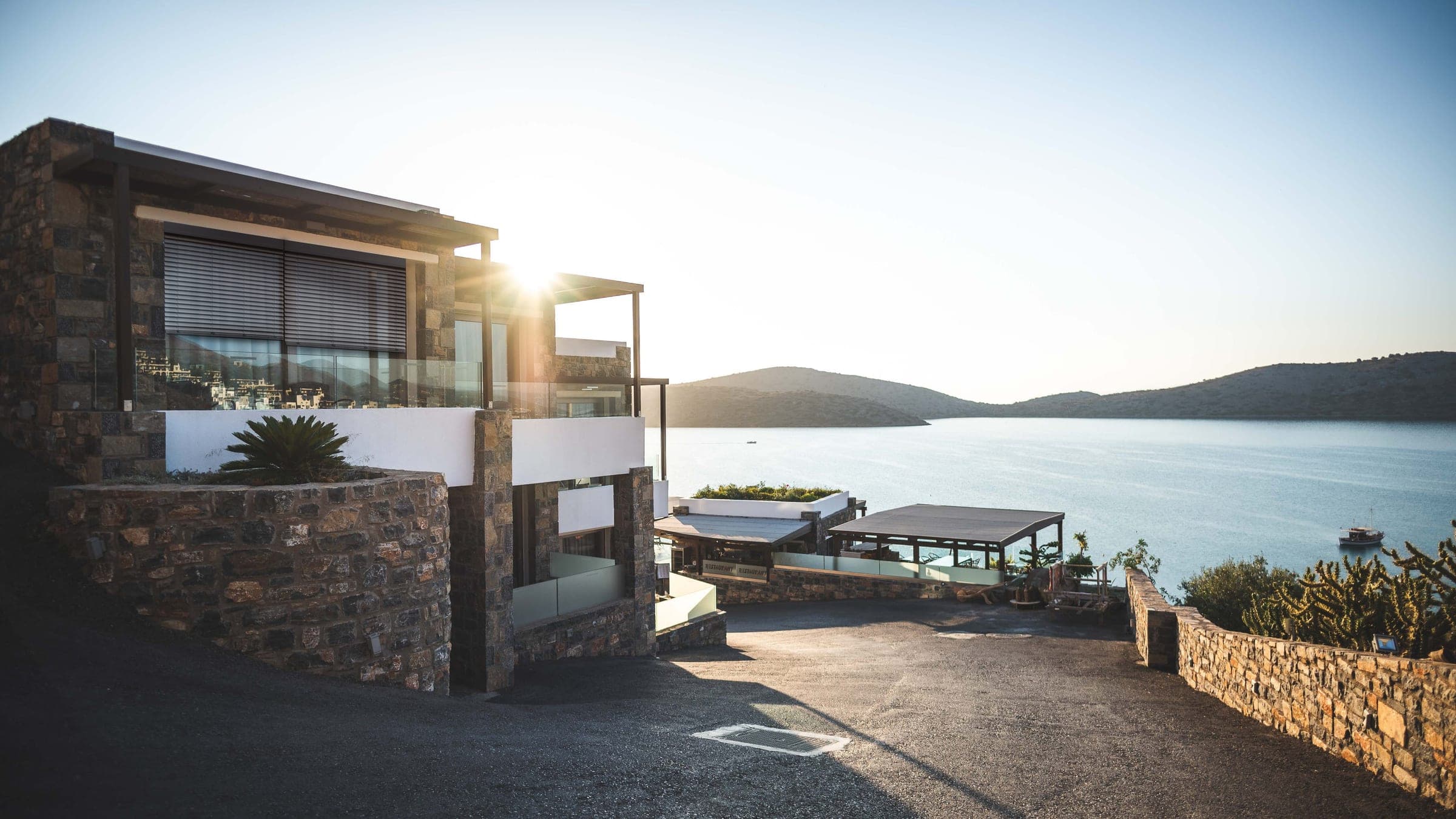 Living space with exterior sun protection shielding against overheating and strong sunlight