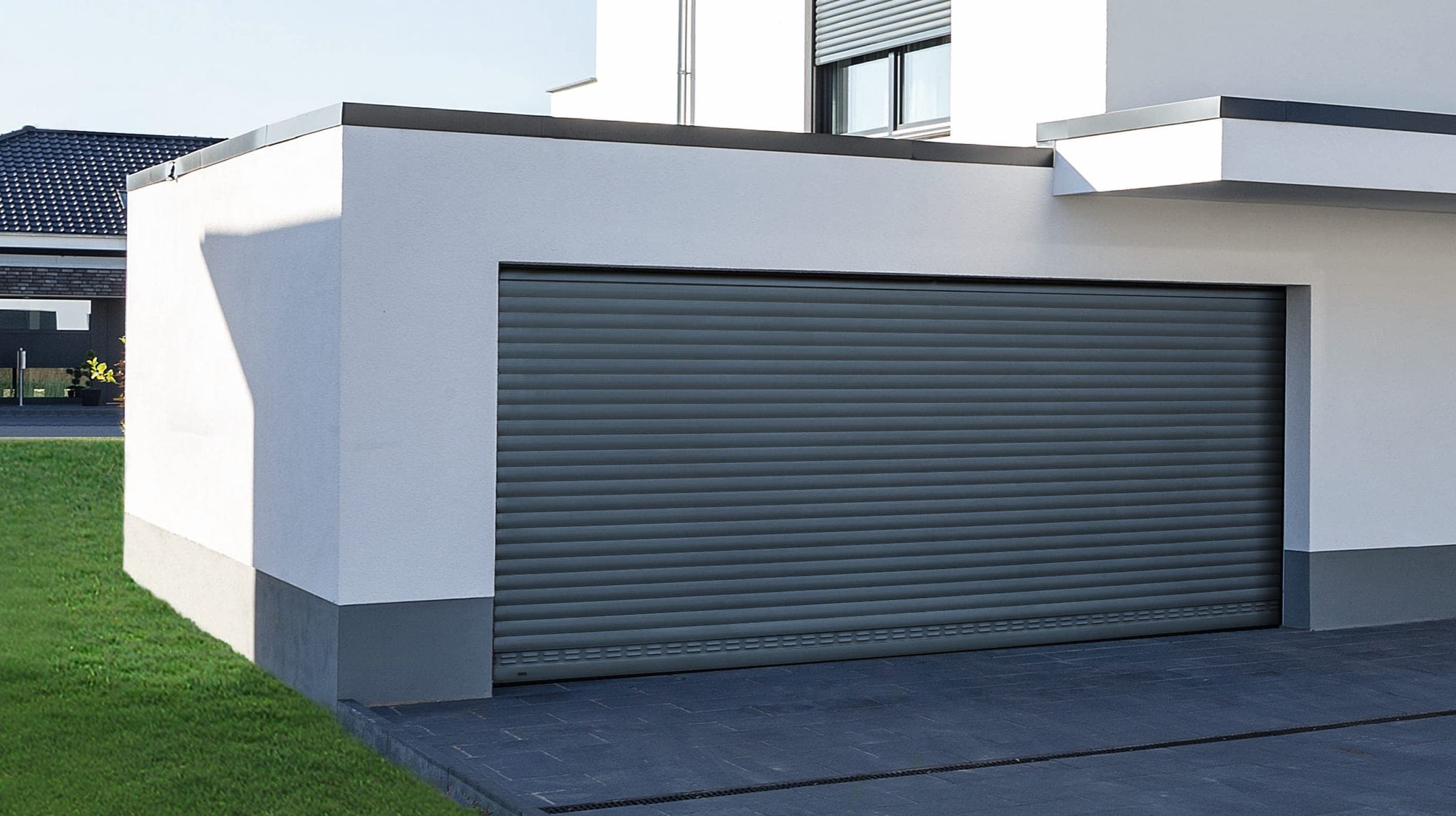 Moderne Doppelgarage mit anthrazitfarbenem Alulux Garagentor