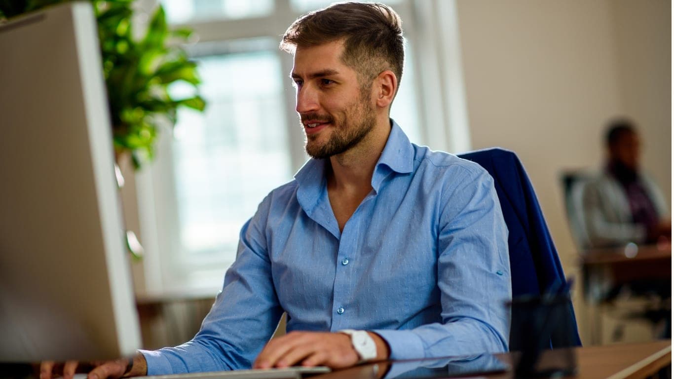 ALULUX Mitarbeitende arbeiten gemeinsam an einer Lösung im modernen Industrieumfeld