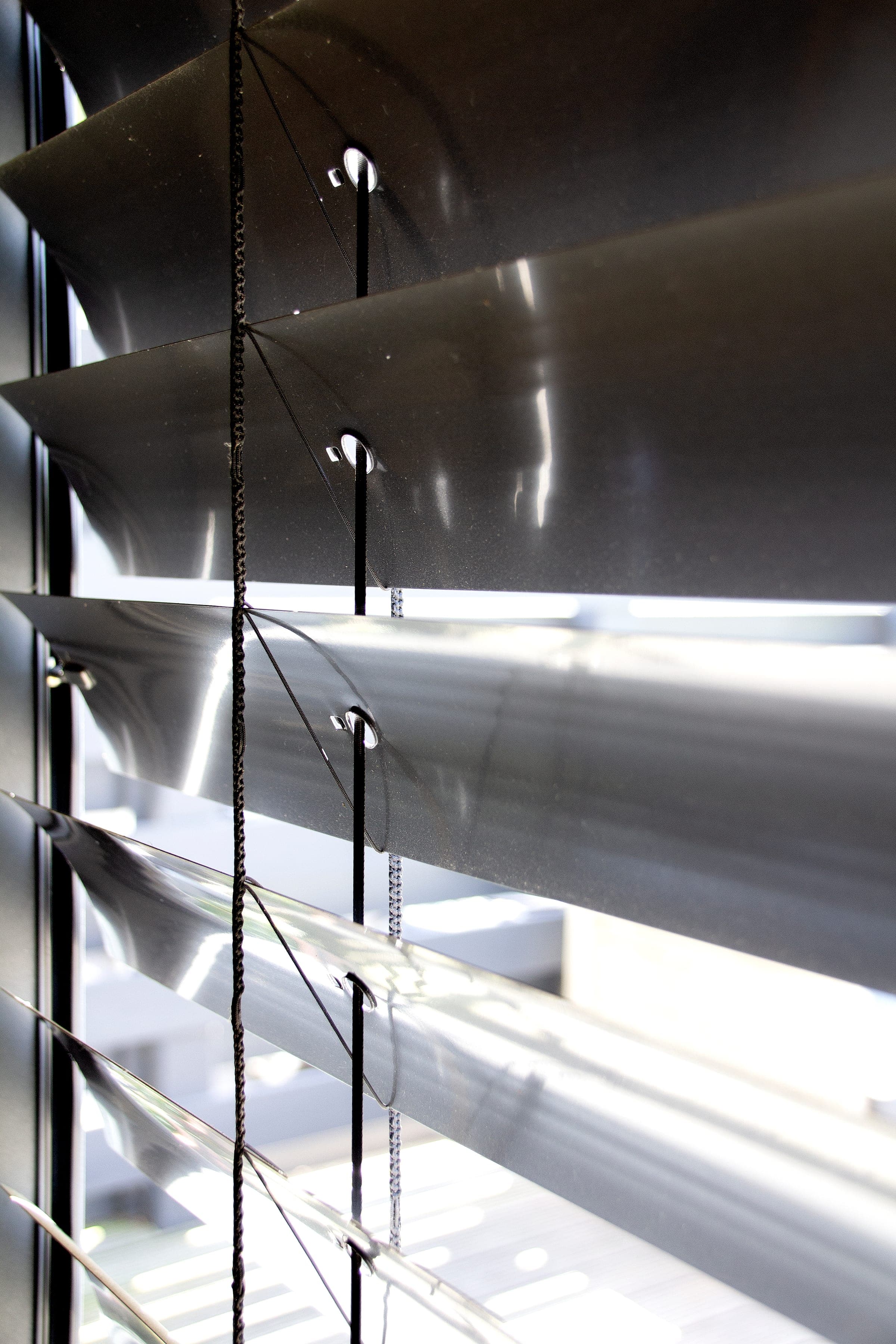 Detailansicht der verstellbaren Aluminium-Lamellen eines Alulux Raffstores