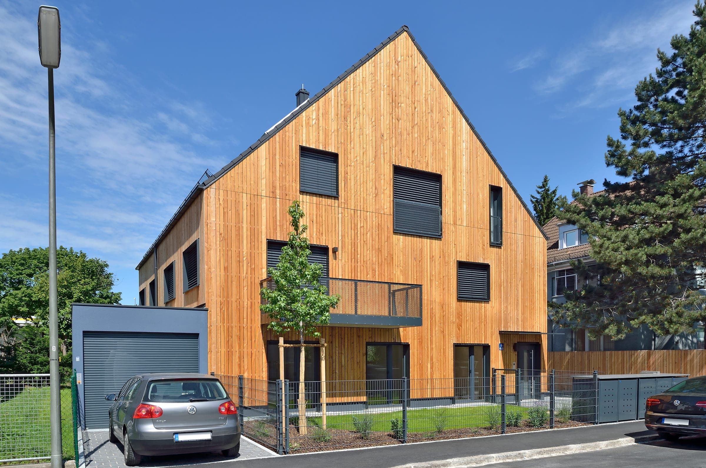 Holzfassade mit ARTec-Komplett-Raffstoren an mehreren Fenstern