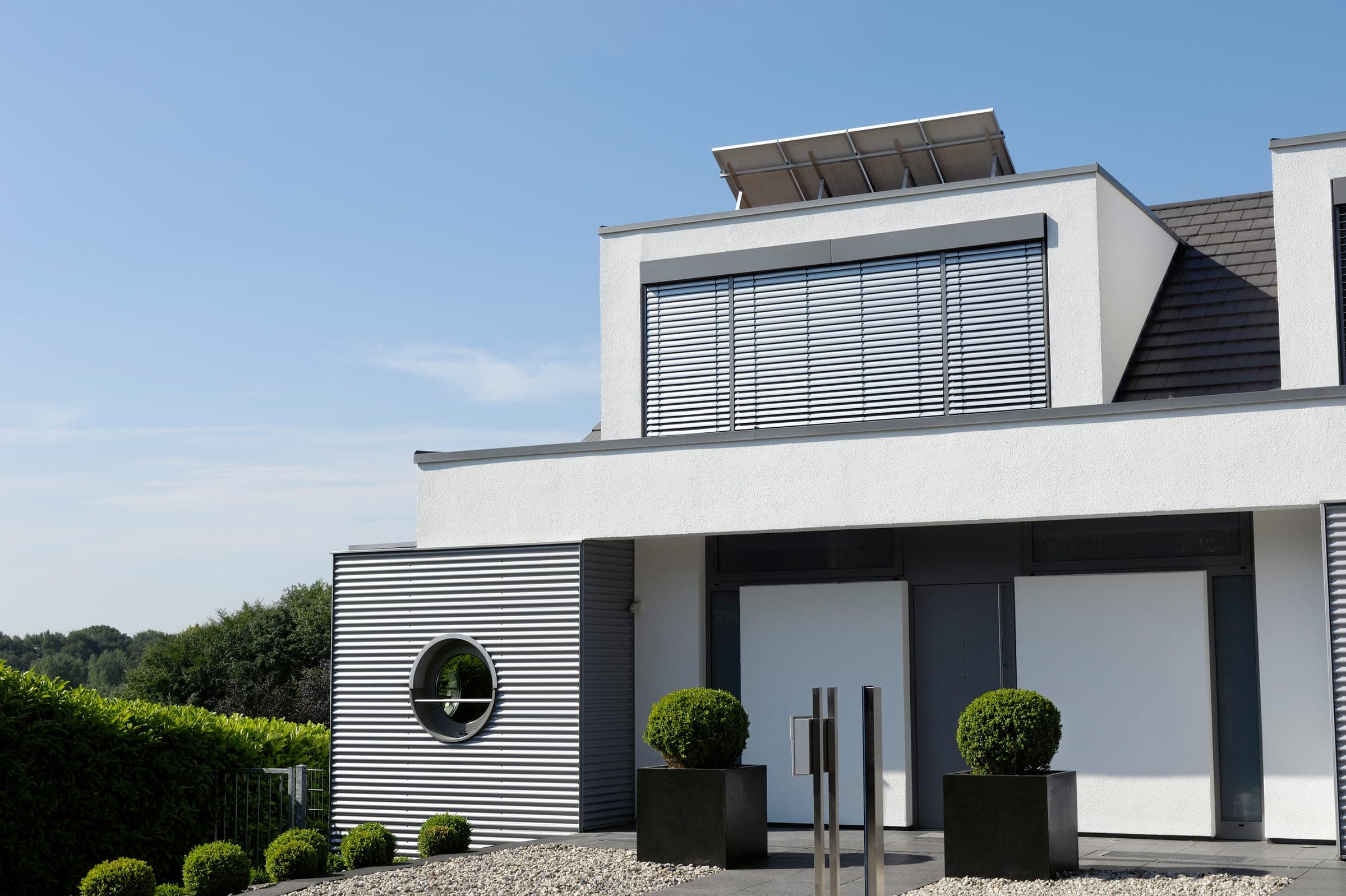 Moderne Hausfassade mit Alulux Raffstore und gedämmten Kästen