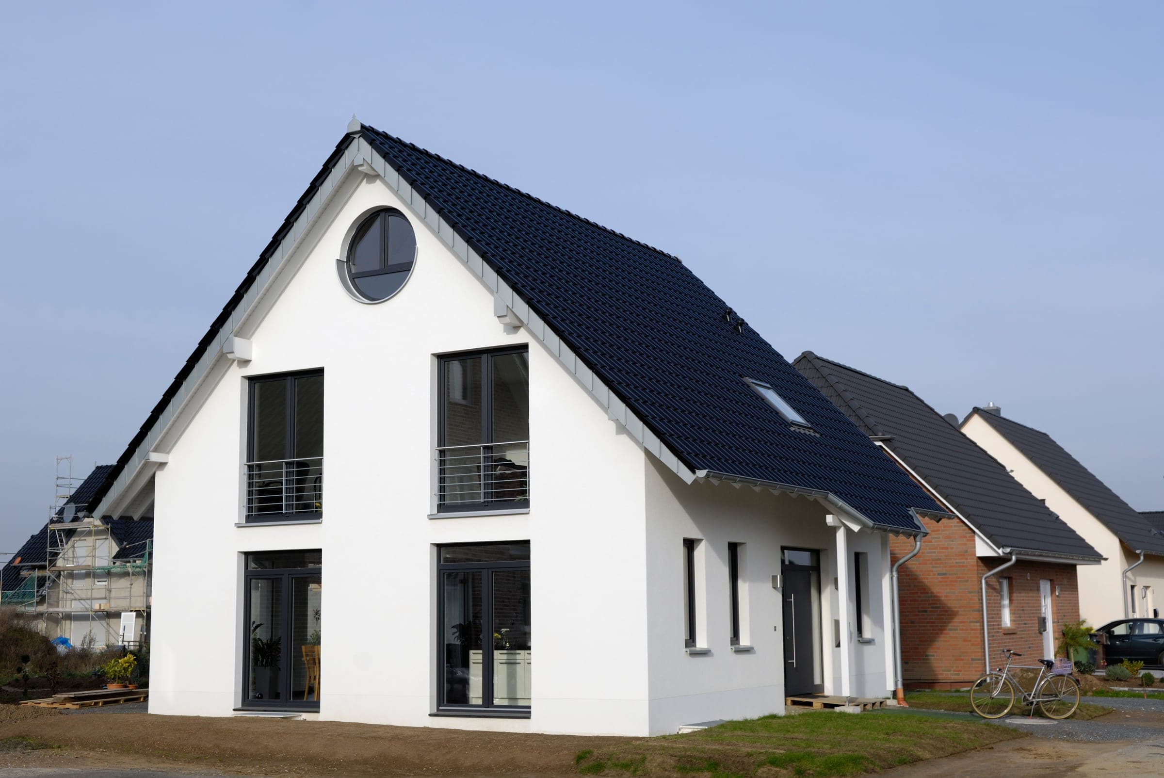 Maison neuve aux grandes surfaces vitrées équipée de volets roulants monobloc Alulux Enext