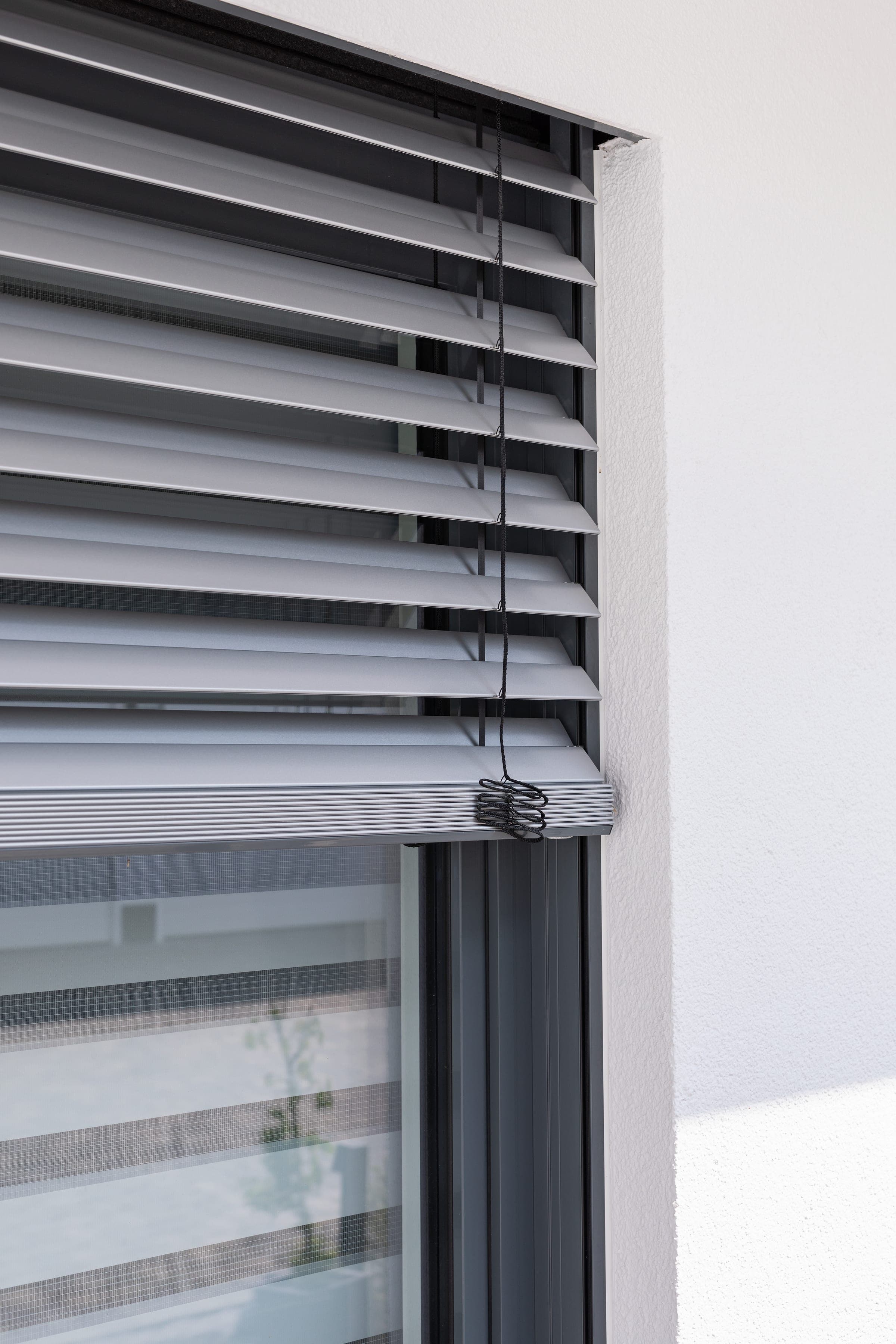 Raffstore Alulux OPTIRAFF sur une fenêtre moderne