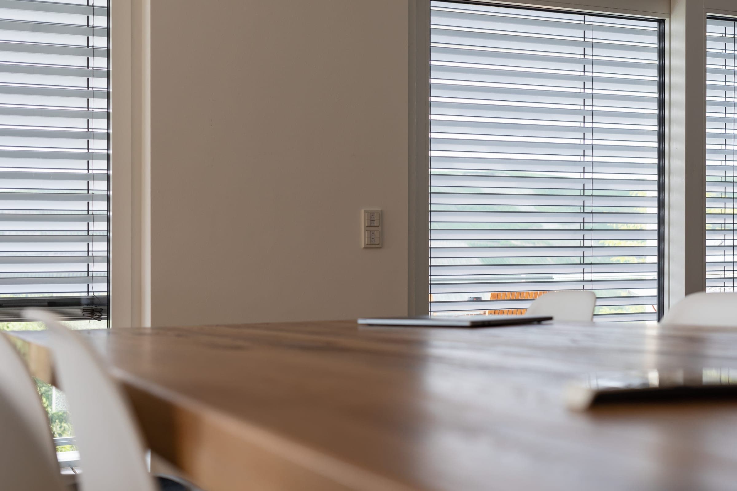 Raffstore Alulux OPTIRAFF avec un paquet de lames fin sur une fenêtre