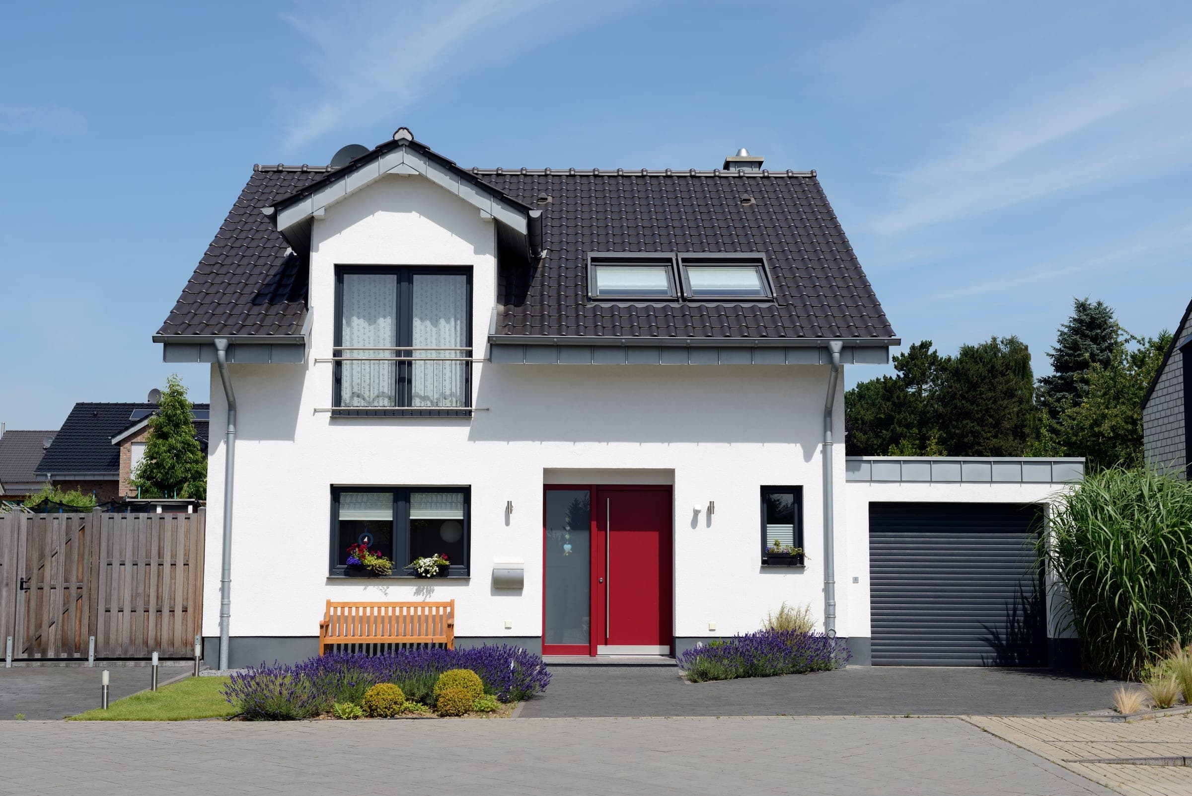 Wohnhaus mit Aluminium-Garagentor von Alulux