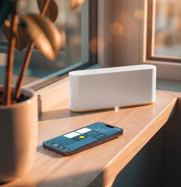 Somfy TaHoma Smart-Home-Zentrale und Steuerungs-App auf dem Smartphone