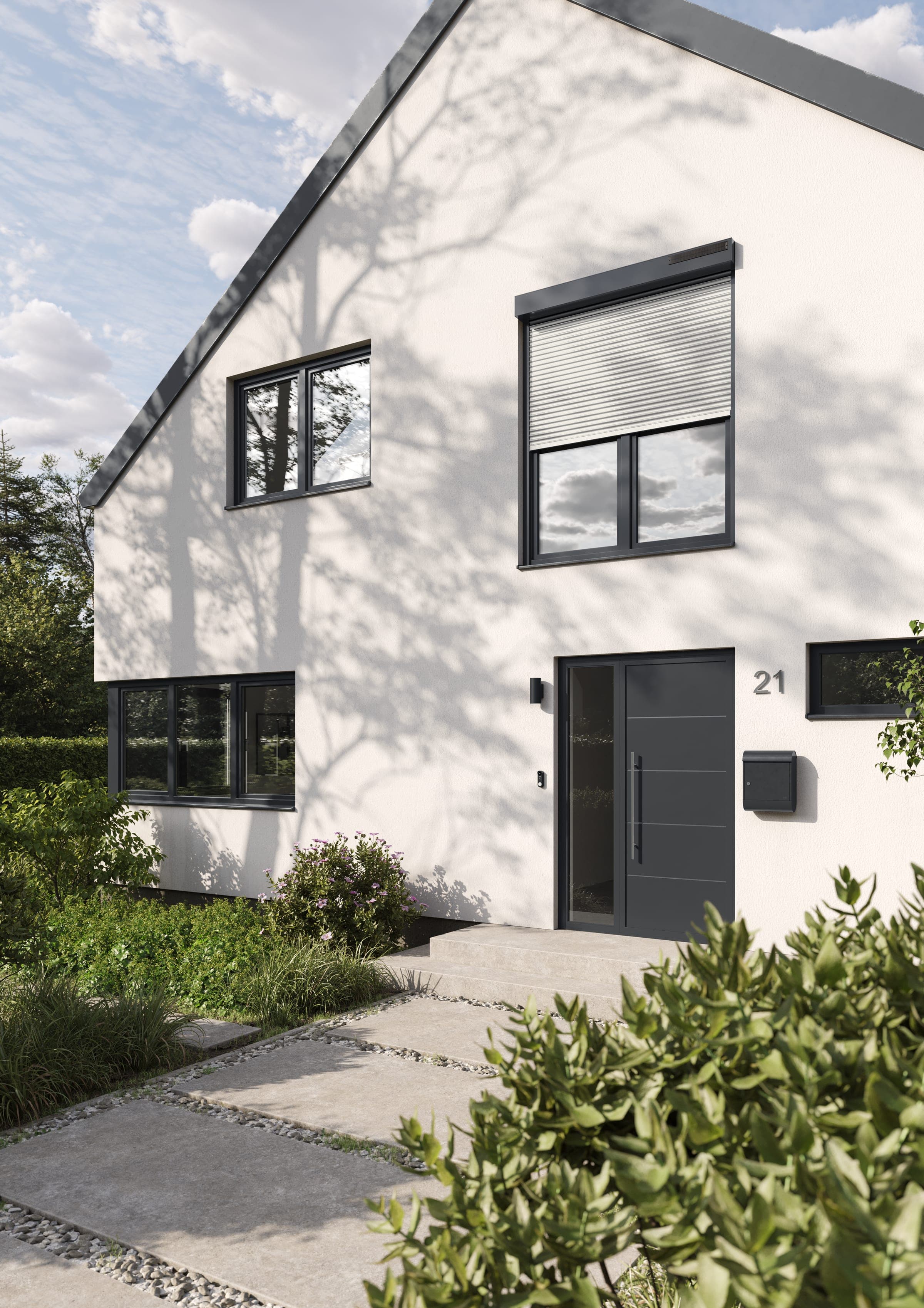 Modernes Wohnhaus mit Alulux Solarrollladen am Fenster