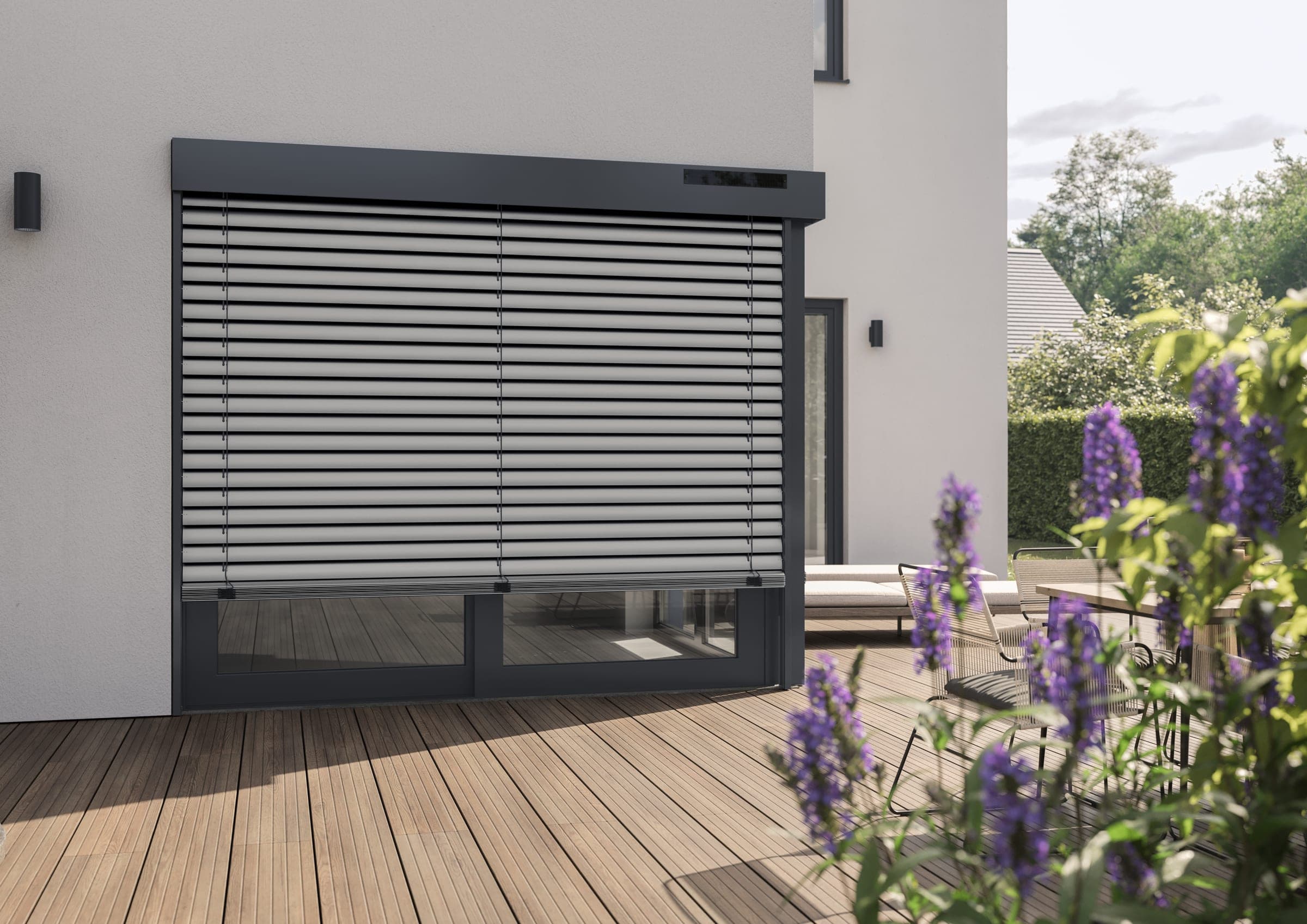 Maison moderne avec un système de brise-soleil ALULUX Solar 2.0 en façade