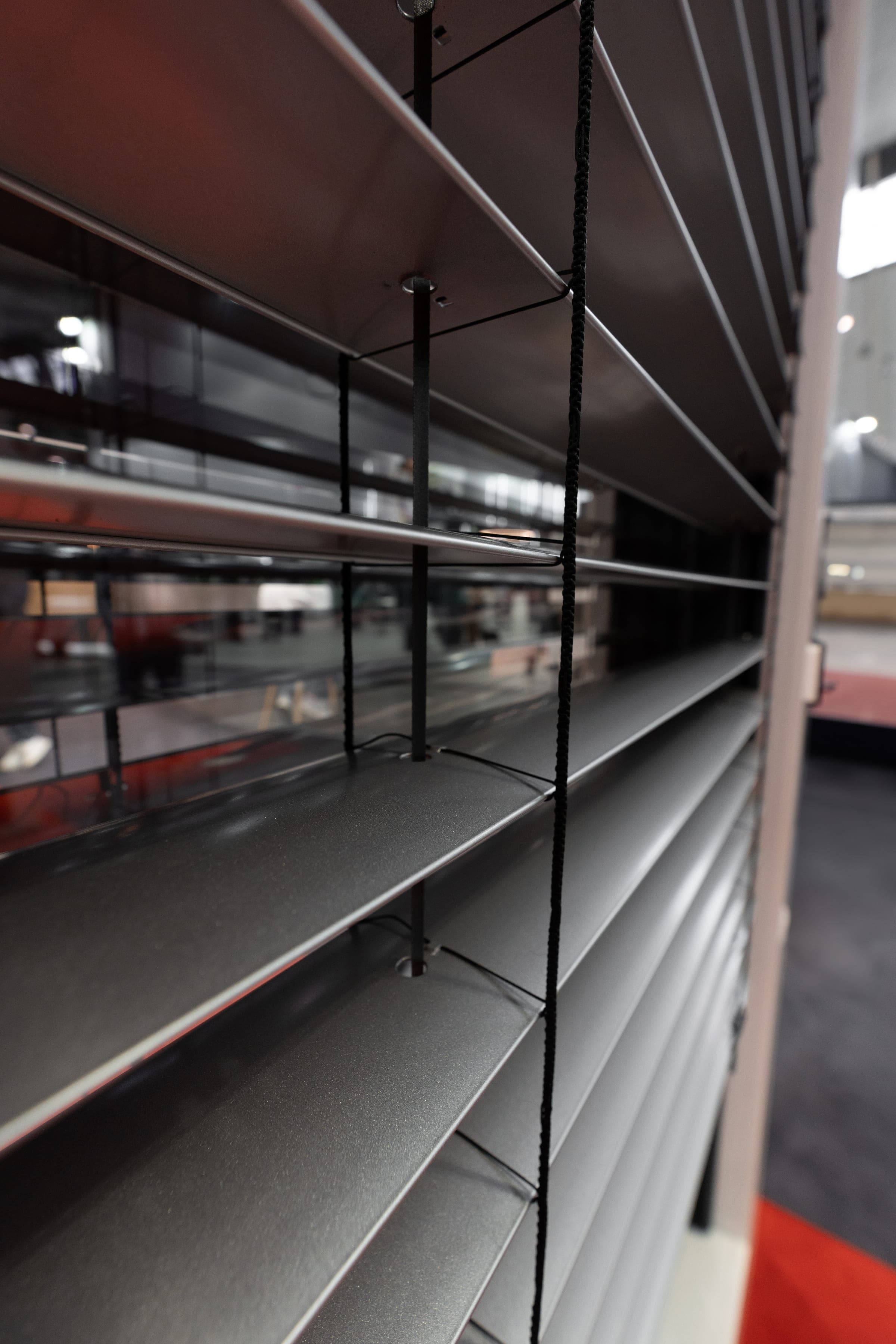 Gros plan sur les lames en aluminium orientables en continu d’un store vénitien Alulux