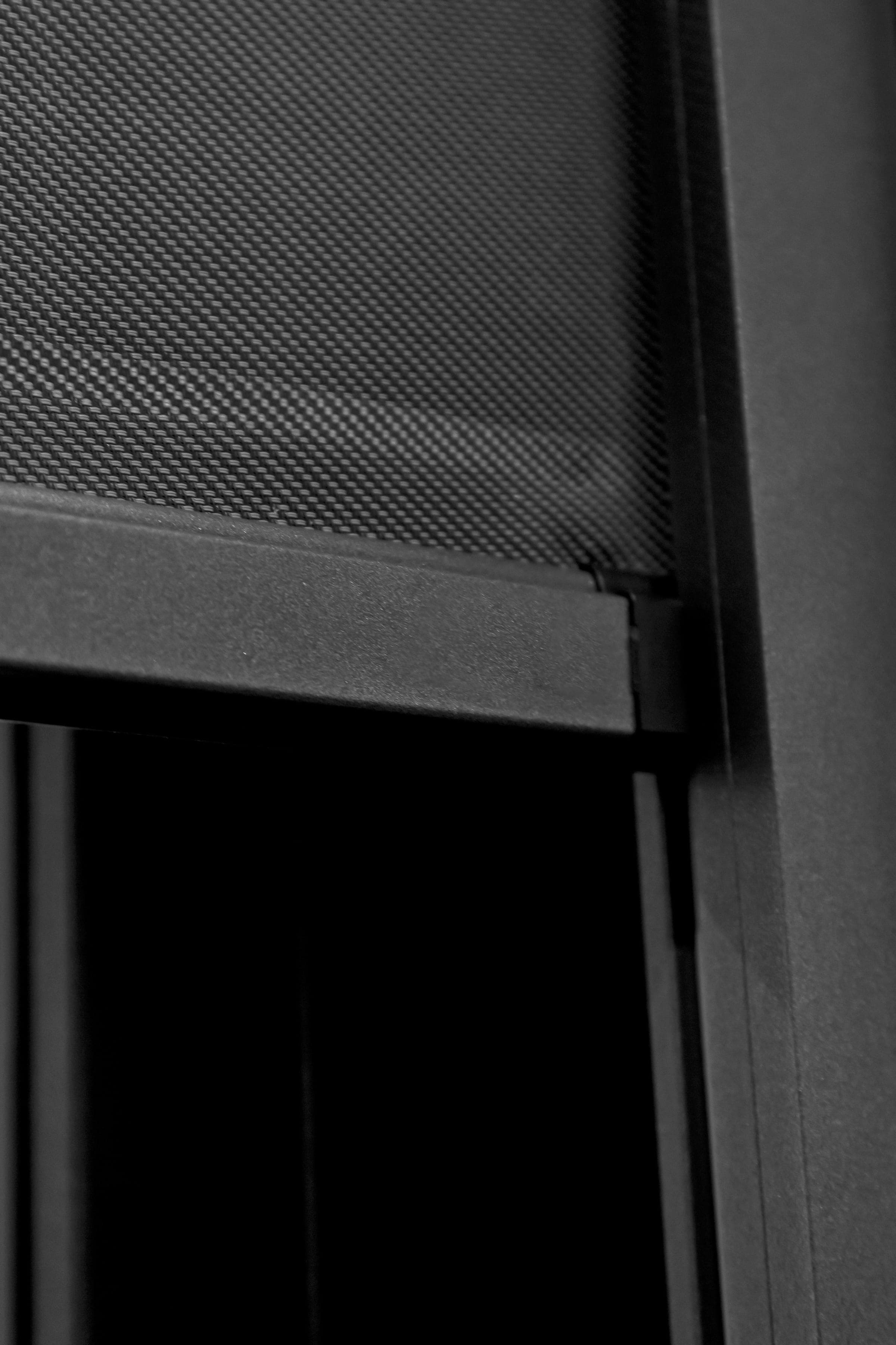 Detail der seitlichen Zip-Führung mit straff gespanntem Tibelly-Gewebe