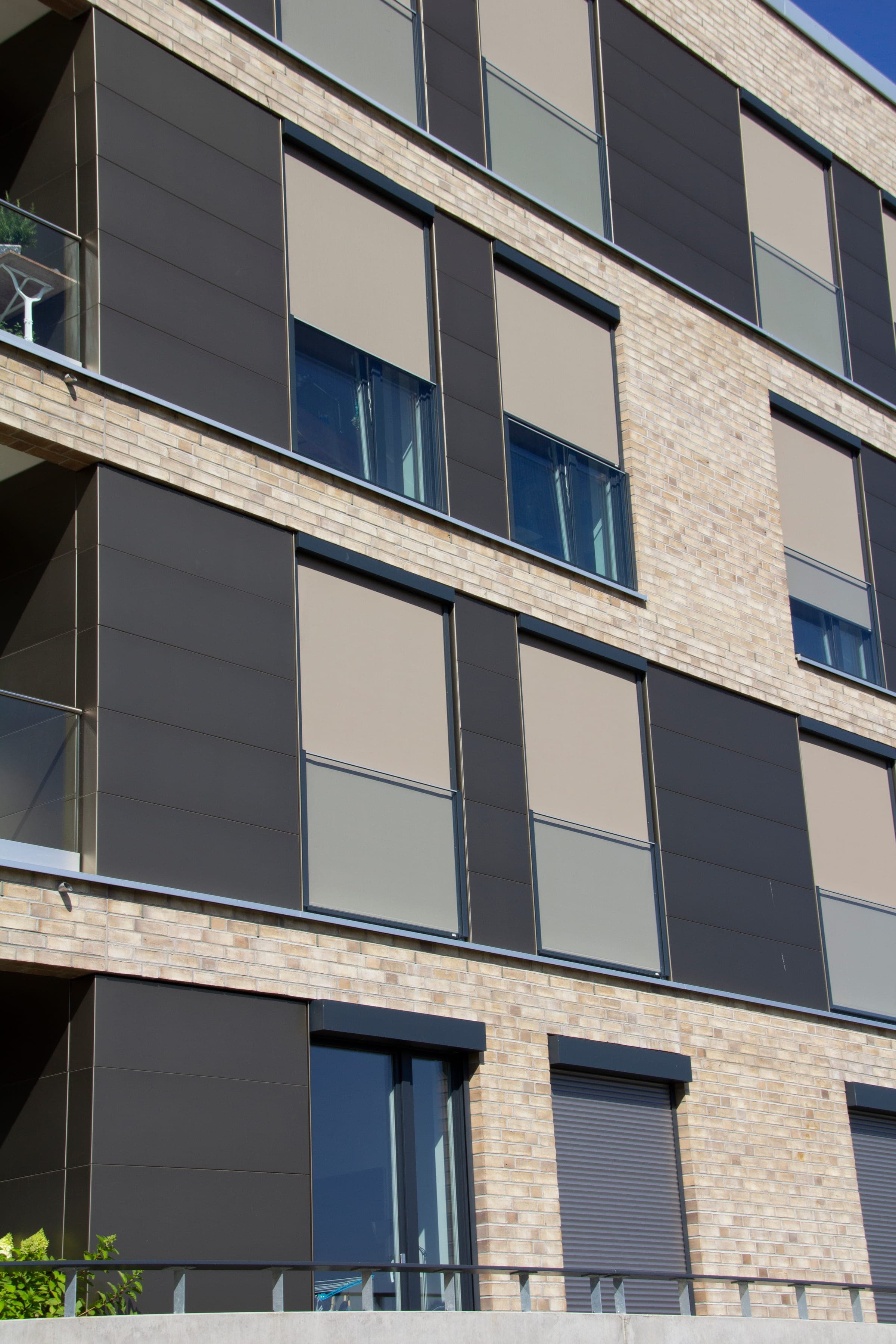 Moderne Fassade mit Alulux Unterputz-Textilscreens in unterschiedlichen Stoffdesigns