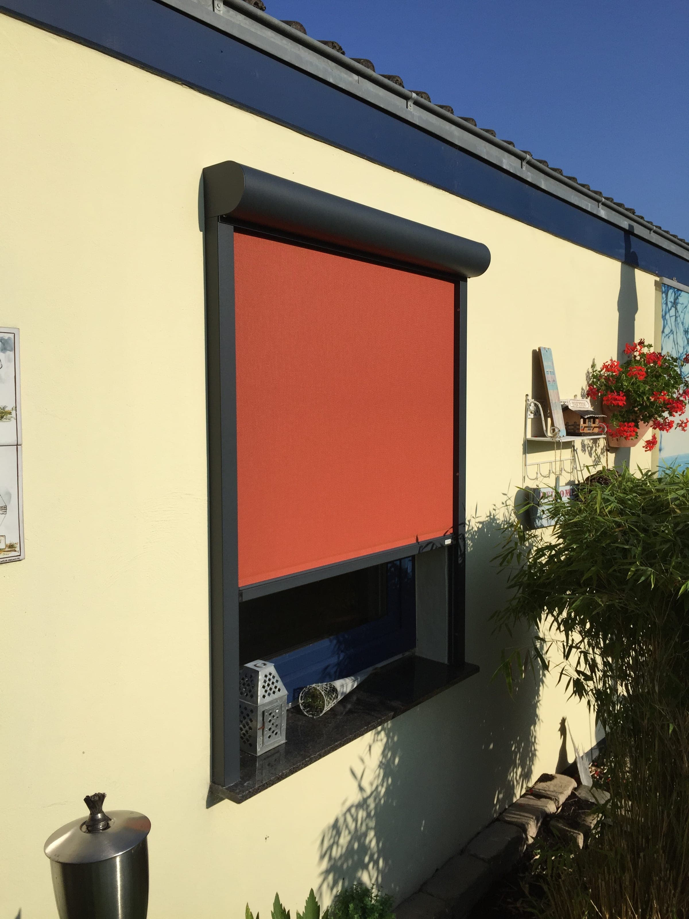 Runder Aluminiumkasten eines Alulux Vorbau-Textilscreens mit farbigem Screen