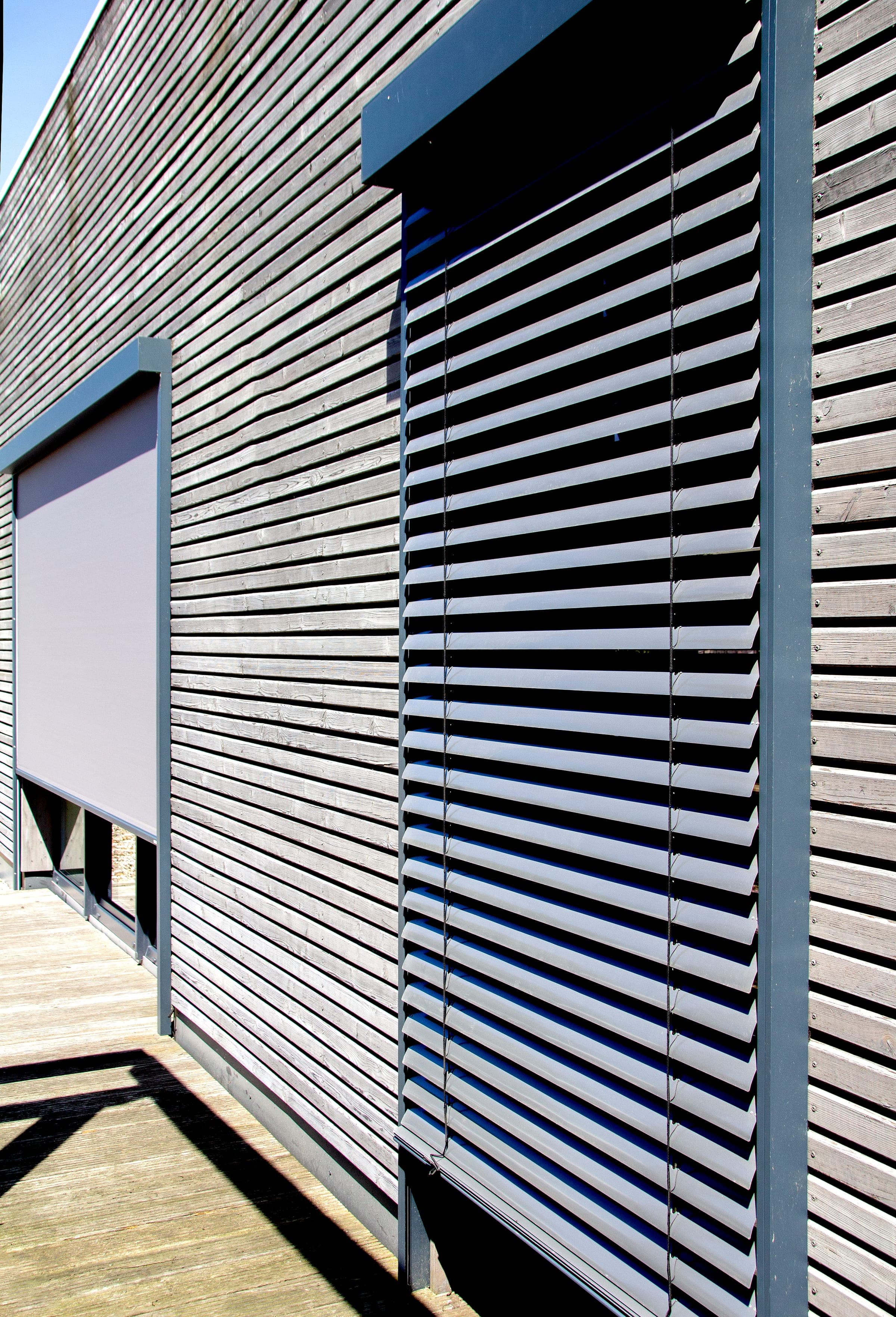 Gekippte Aluminiumlamellen eines ARTec-Vorbau-Raffstores im Detail