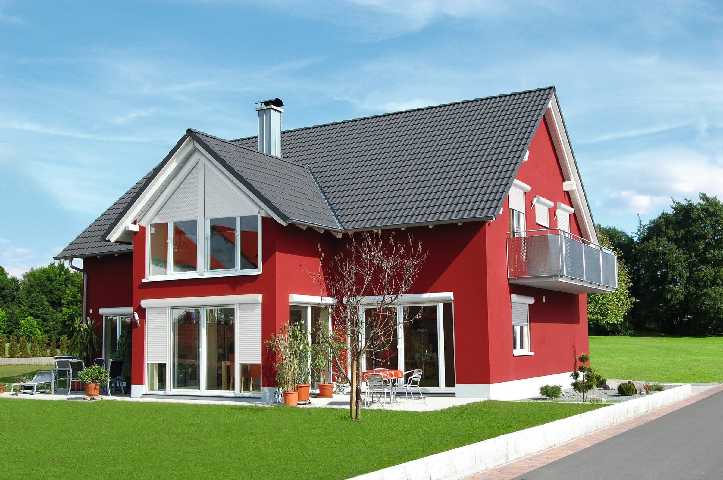 Residential house with round Formado front-mounted roller shutter boxes