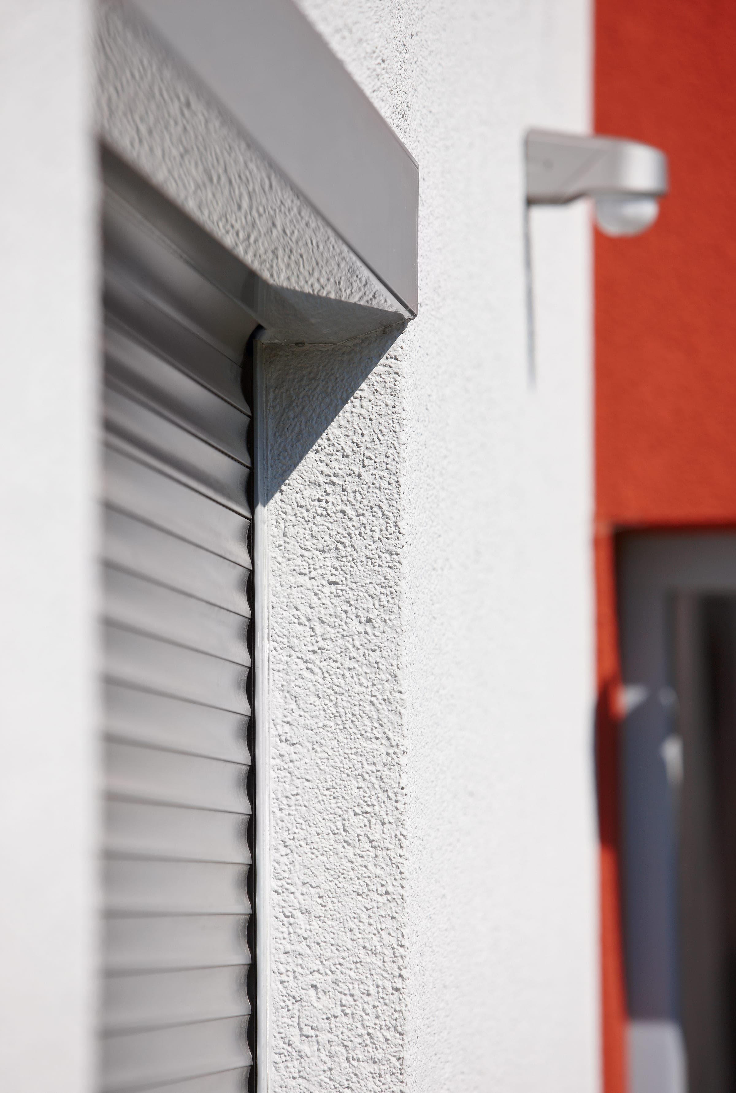 Angular Varimaxx front-mounted roller shutter box, fitted flush into the reveal