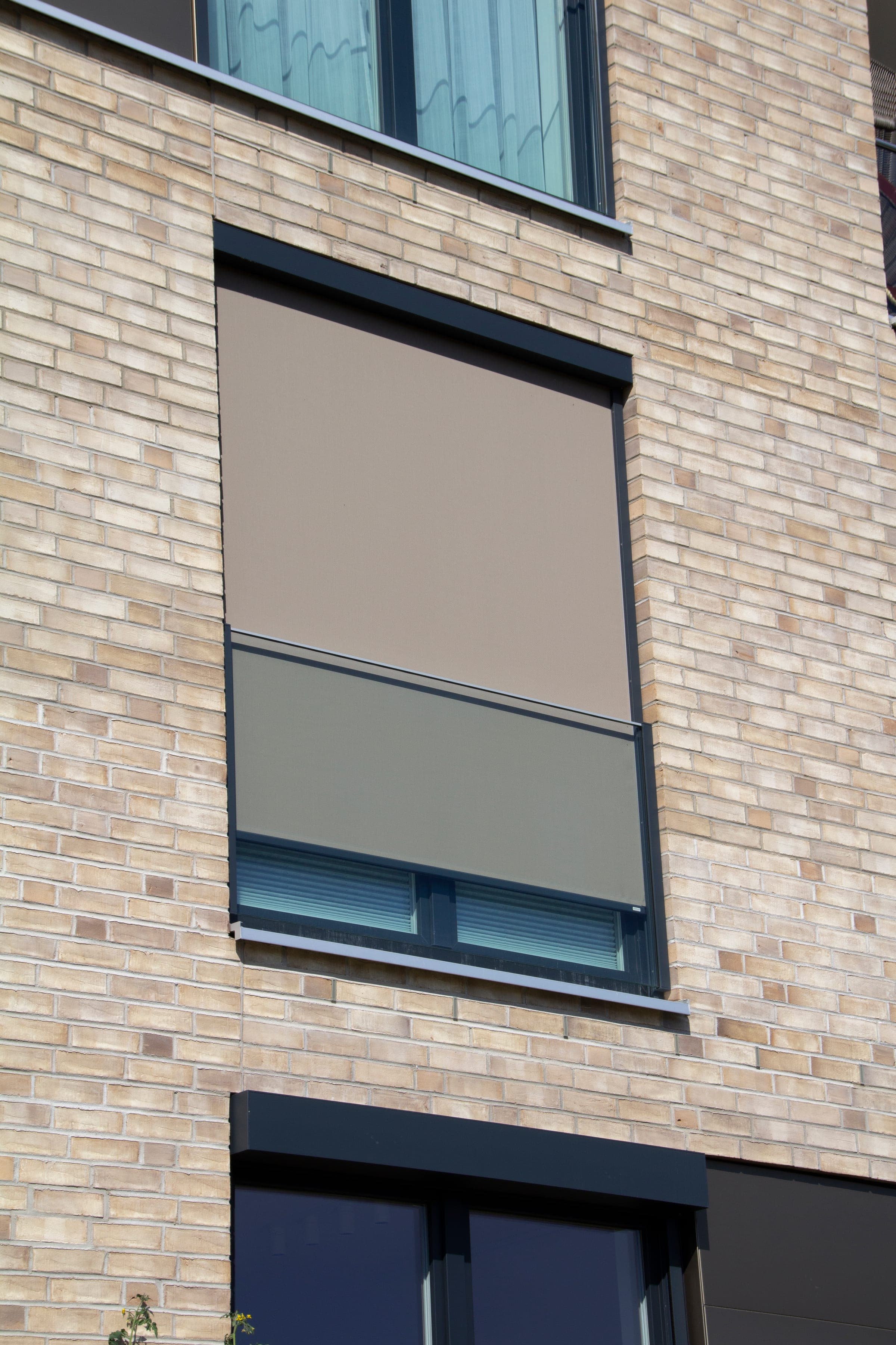 Xtrazip Textilscreen mit lichtdurchlässigem Tibelly Screenstoff an der Fassade