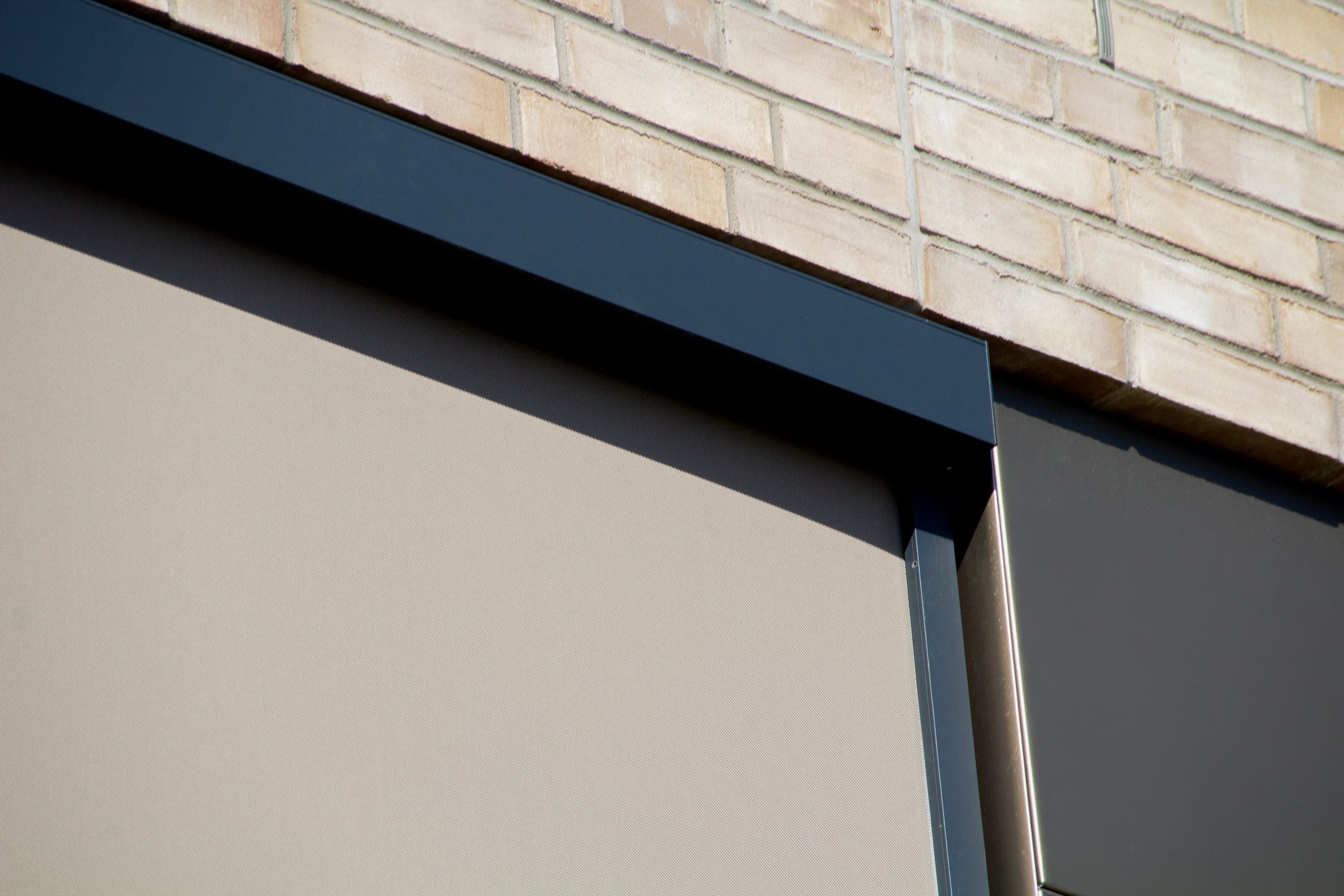 Detail des eckigen Aluminiumkastens im 90-Grad-Design des Xtrazip Textilscreens