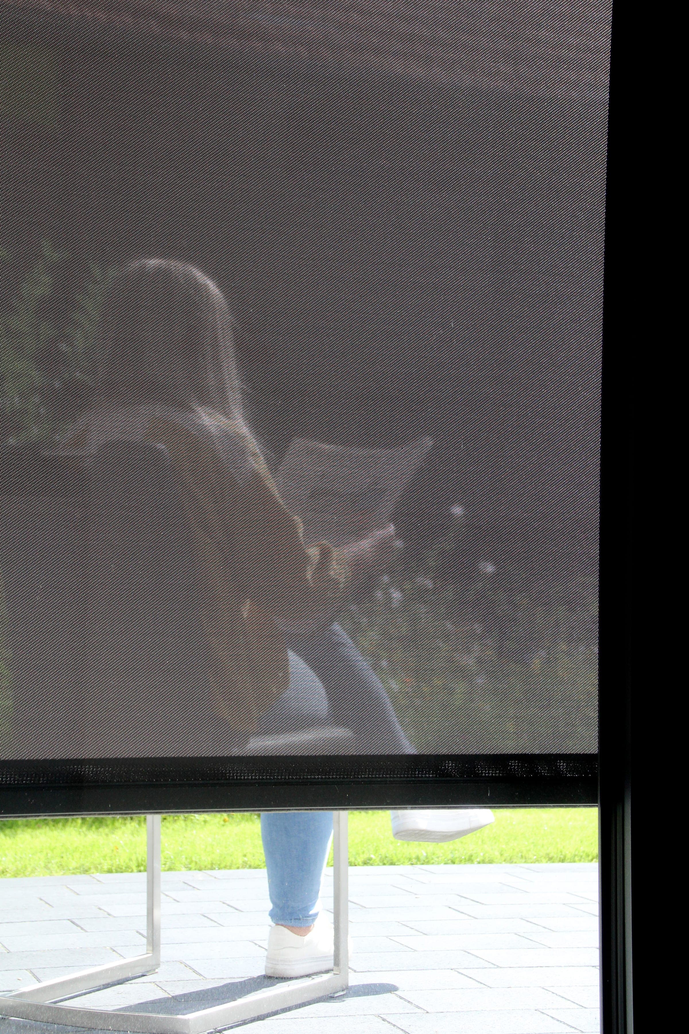 Xtrazip Textilscreen an einer modernen Fassade mit heruntergelassenem Screen