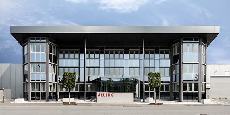 Alulux Firmengebäude in Verl mit Logo an der Glasfassade