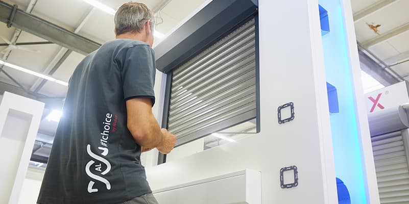 Alulux Mitarbeiter an der Rollladen-Produktion