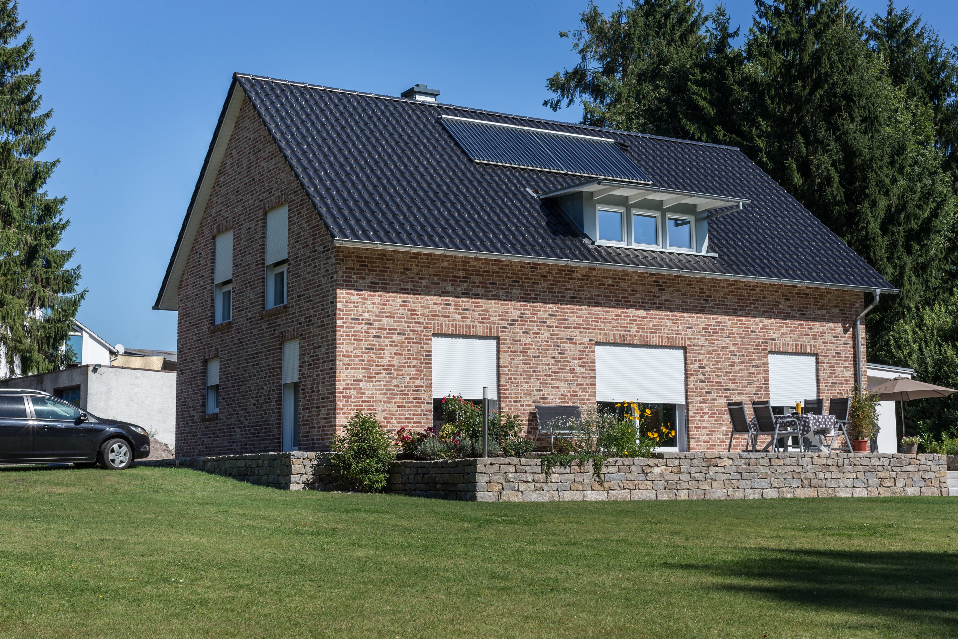 Landhaus im traditionellen Stil mit Alulux-Rollläden
