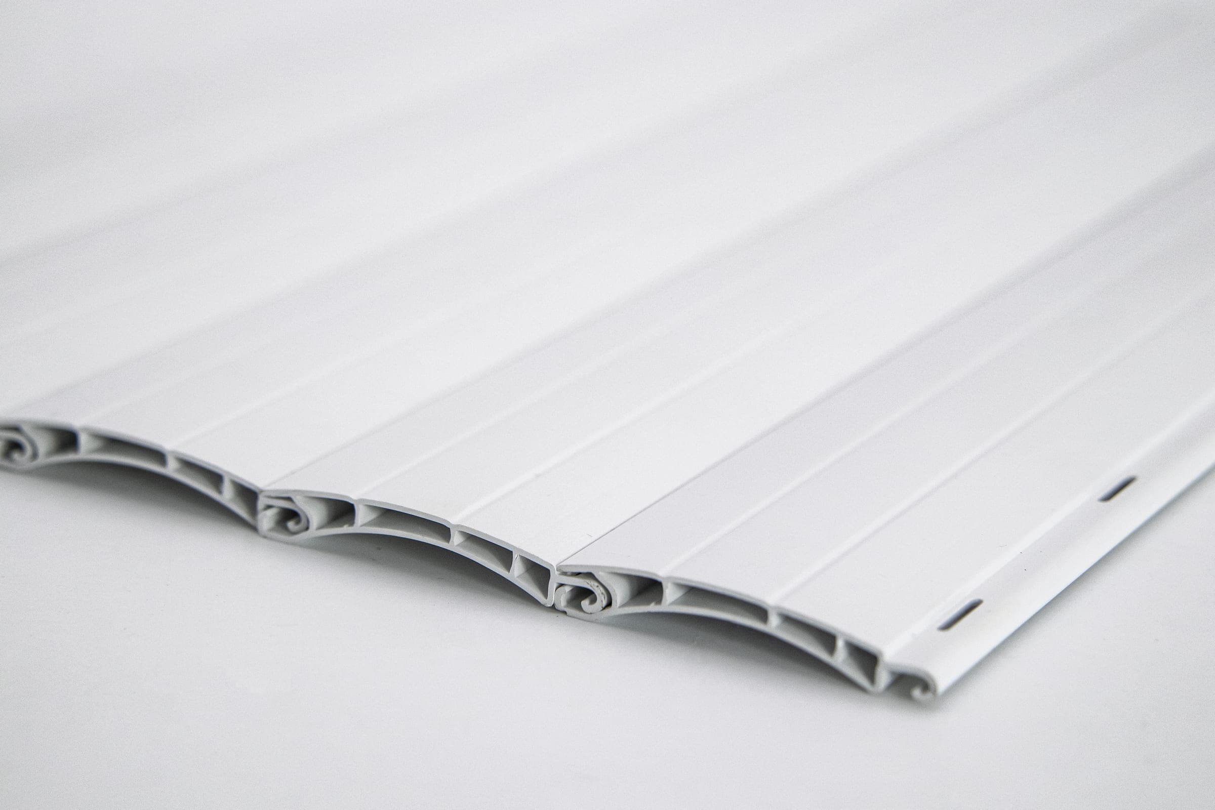Detailansicht des Rollladenpanzers eines Alulux Tanext PVC-Rollladens