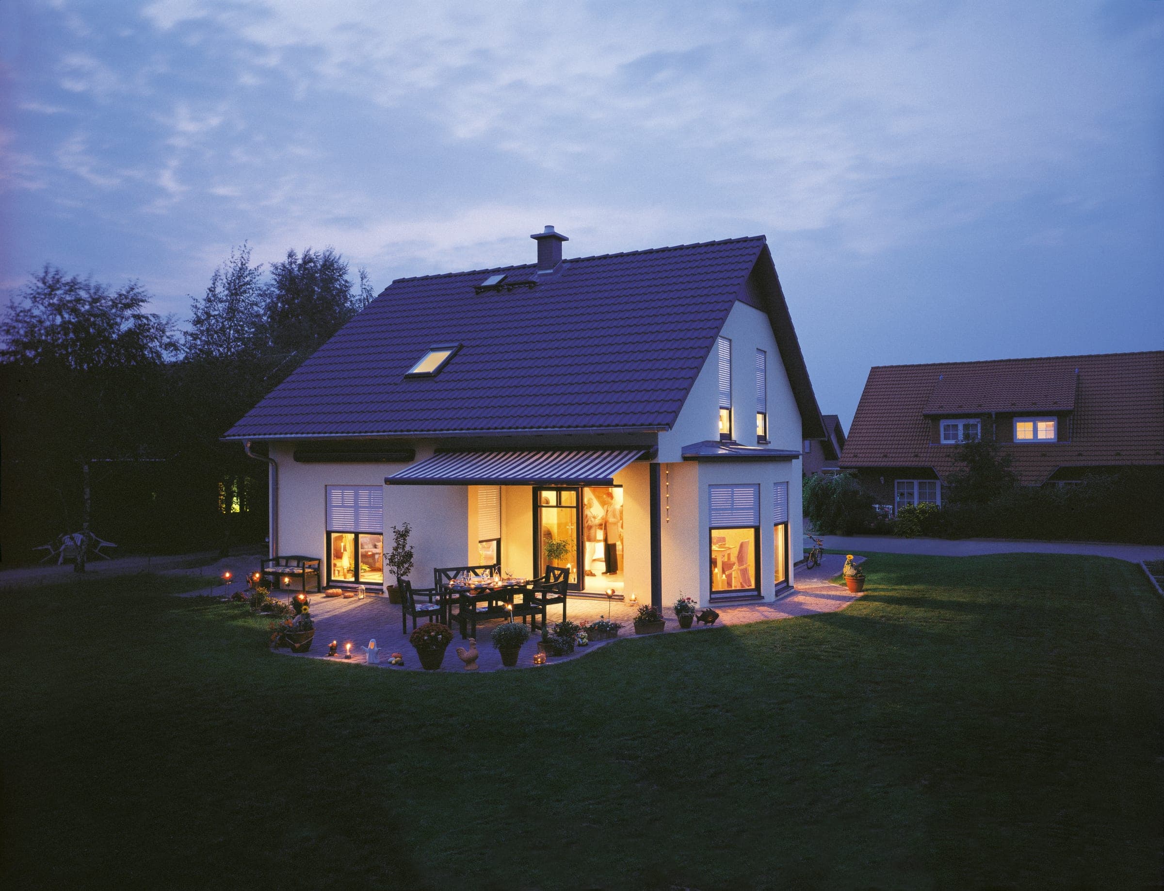 Fassade mit Alulux Tanext Aufsatzrollladen aus Kunststoff