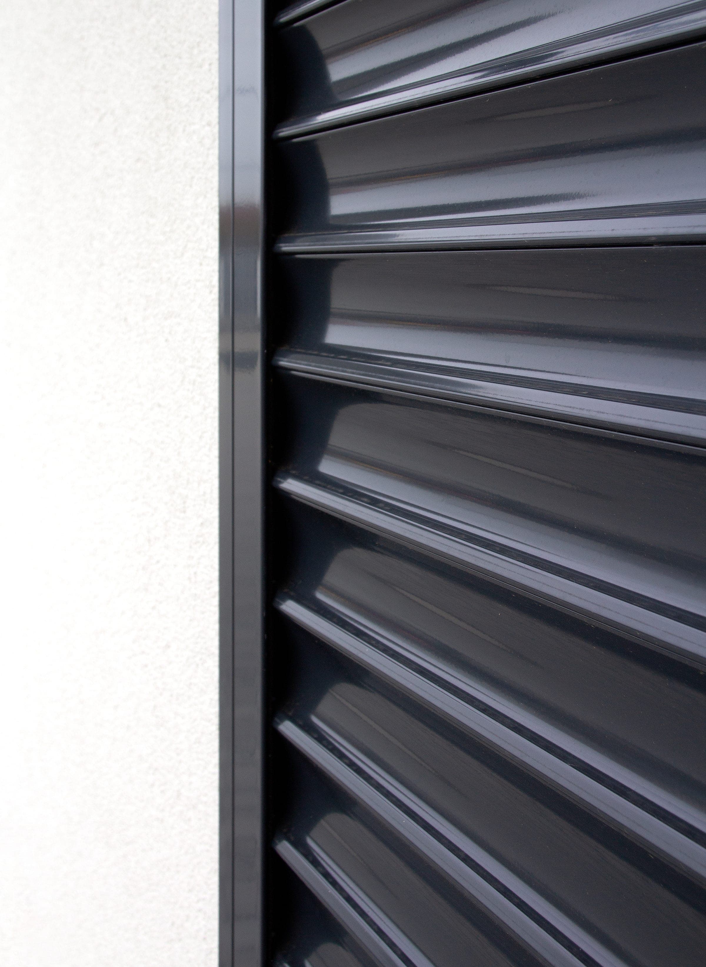 Detailaufnahme der eng anliegenden Aluminiumlamellen eines Qompact Sicherheitstors