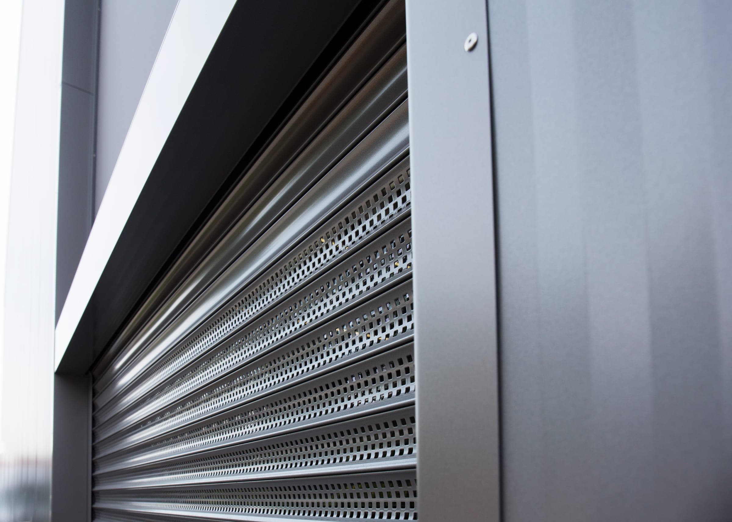 Detailaufnahme der gestanzten, eng gewickelten Aluminiumlamellen eines Qompact Sicherheitsrollladens