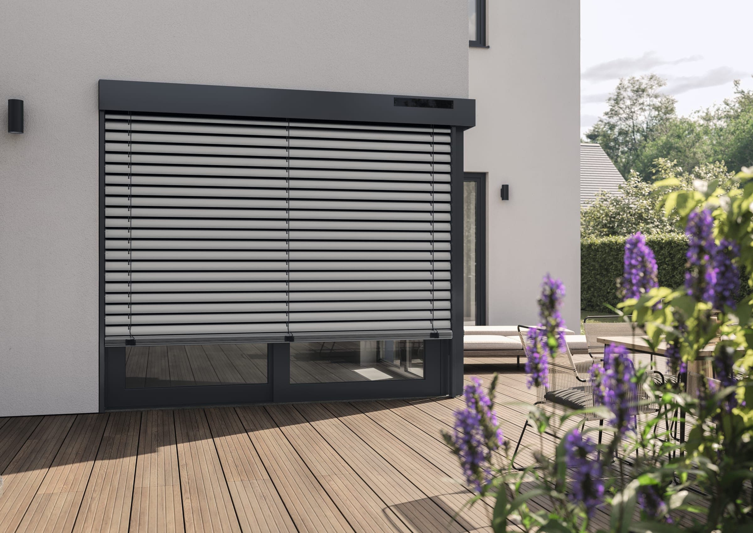 Alulux Solar-Raffstore an einer modernen Fassade über der Terrasse