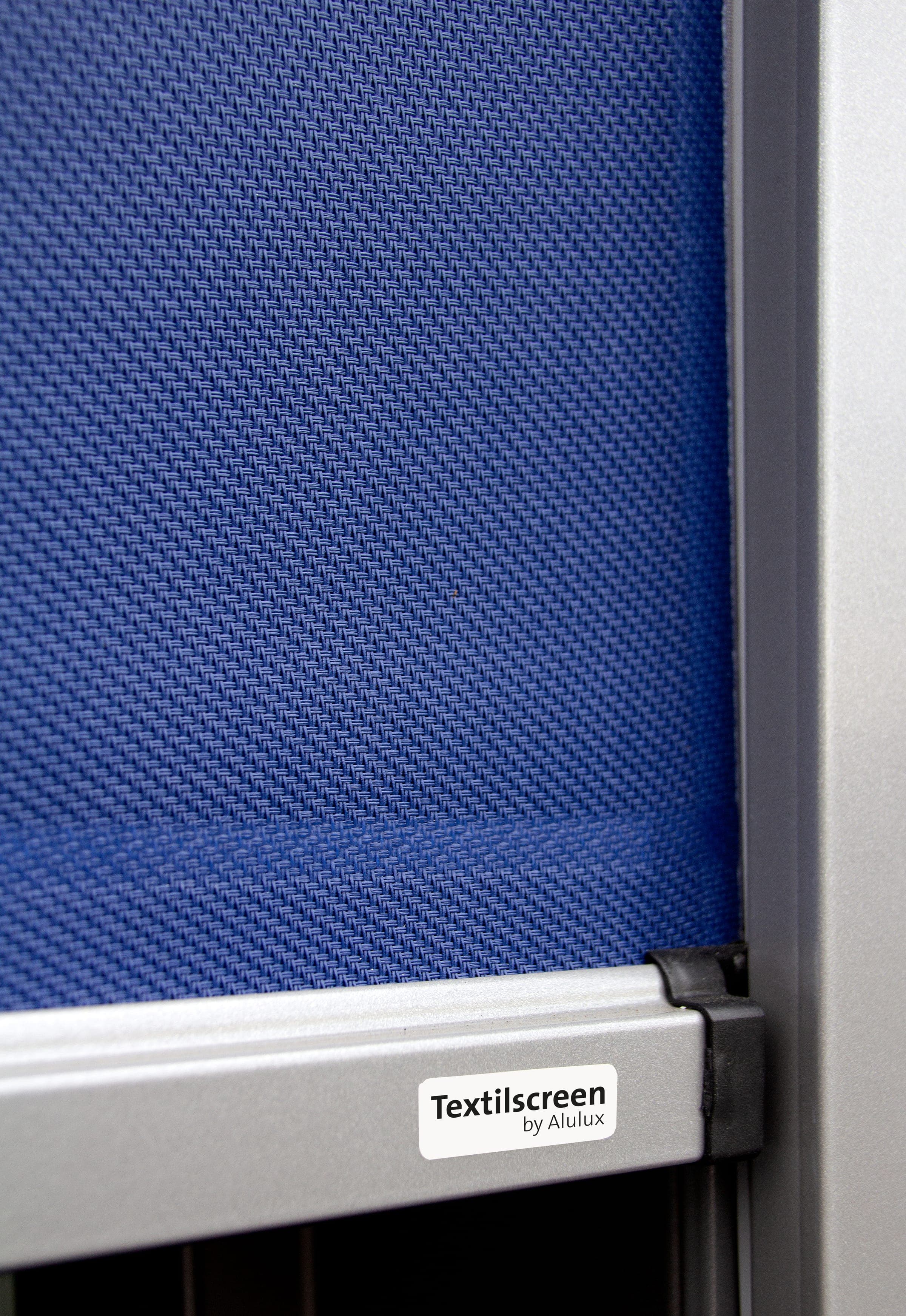 Nahaufnahme eines Alulux Textilscreens mit halbtransparenter Sergé-Gewebestruktur