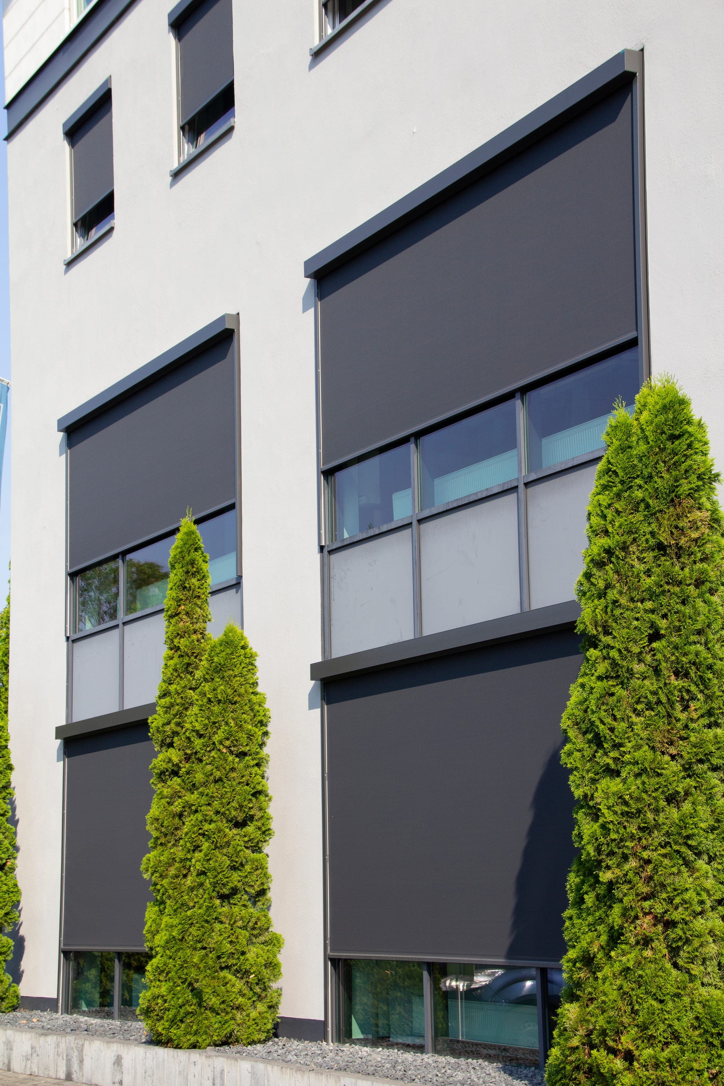 Alulux Textilscreen als Sonnenschutz an einer zeitgenössischen Wohnhausfassade