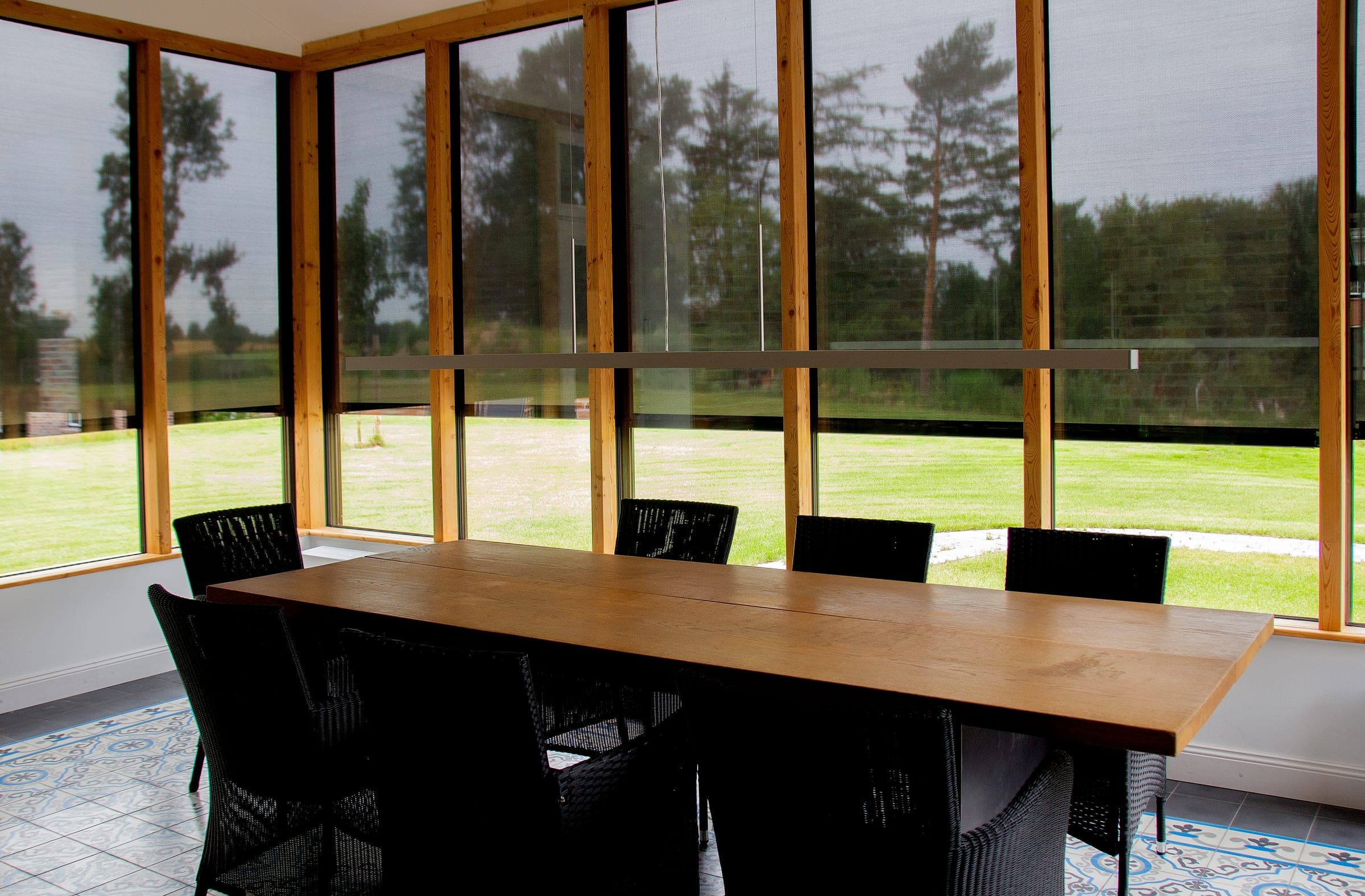 Verdunkelnder Alulux Blackout-Textilscreen an einem Fenster