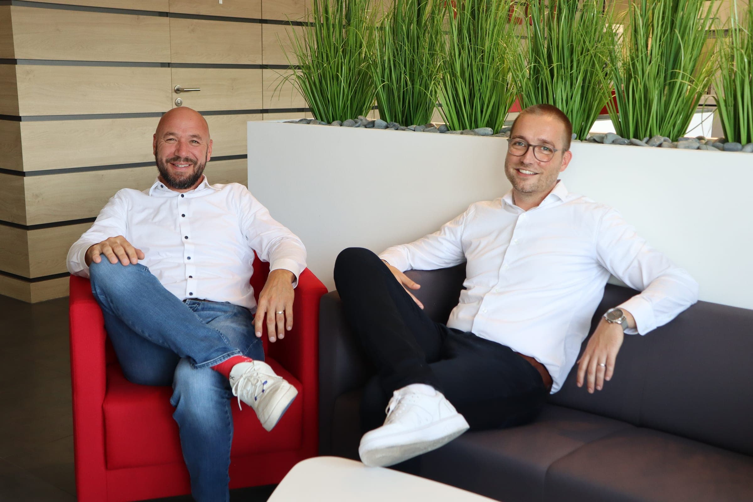 Deux collaborateurs d’ALULUX dans le hall d’accueil de l’entreprise